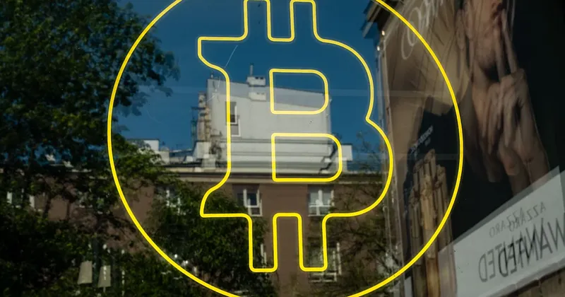 Bitcoin cae a US$83.470 y el ether pierde 4,9% por ola de liquidaciones en el mercado cripto