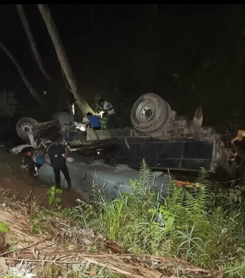 Vuelco de cisterna deja un muerto y dos heridos en Murra