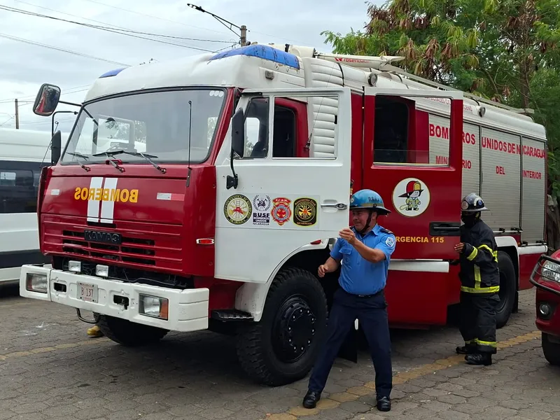 Bomberos Unidos fortalecen la prevención en el mercado Israel Lewites