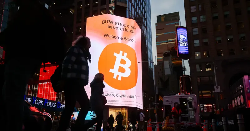 Bitcoin cae hasta 2,3% mientras la inflación y las tasas presionan a los activos de riesgo