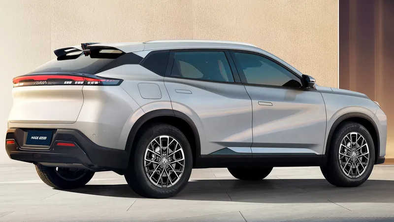 Más de 1.000 km de autonomía y 300 CV: el primer híbrido enchufable de esta marca china llega a España como uno de los más baratos