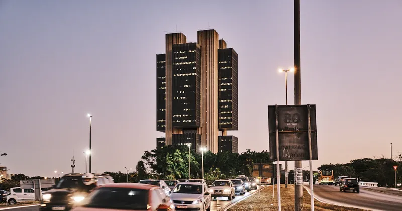 Banco Central de Brasil recorta la tasa de interés al 14% tras moderarse la inflación