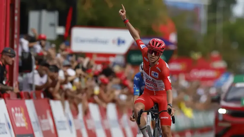 Pogacar gana una etapa espectacular tras un duelo increíble con Enric Mas en La Vuelta