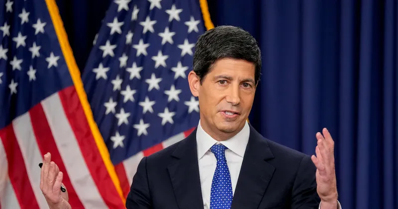Trump dice que Warsh debió votar contra el alza de tasas y llama “hostil” a la junta de la Fed