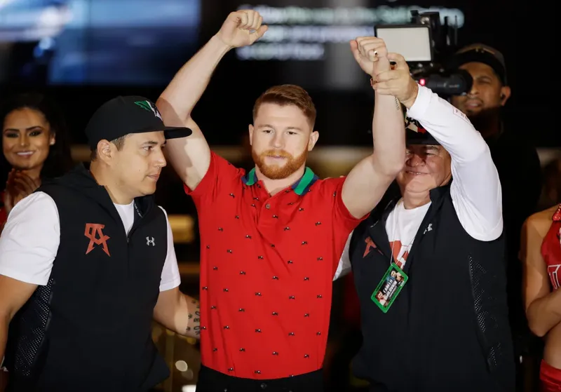 Canelo Álvarez detalla sus días de entrenamiento con Usyk en España