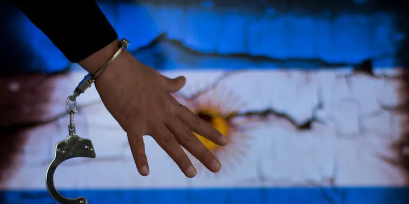 ¡Doloroso desenlace! Cadena perpetua para expolicía que mató a sus hijos en Argentina