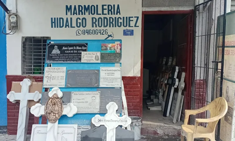 Crece la demanda de lápidas y placas ante el Día de los Difuntos