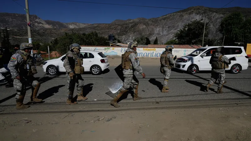 Policías se enfrentan a manifestantes en el centro de Bolivia