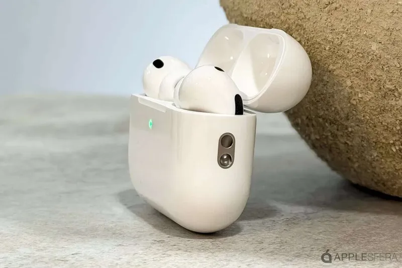 "Las referencias ya aparecen dentro del código iOS 27". Gurman vuelve a filtrar unos AirPods con cámaras para el mes que viene