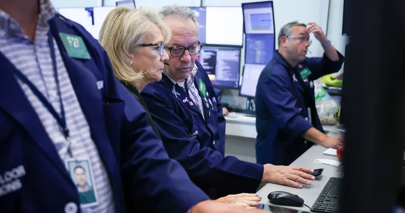 Wall Street opera mixto, mientras caen los chips y los bancos marcan el pulso de la jornada