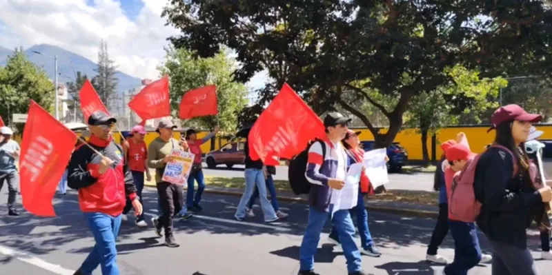Docentes marchan en Quito para exigir respeto a sus derechos y más recursos para...