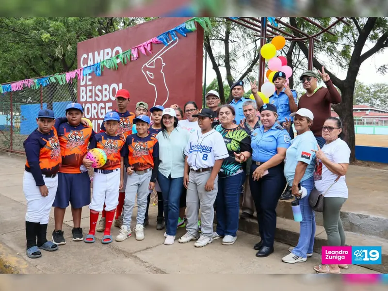 Habitantes del barrio Jorge Dimitrov celebran restauración del campo de béisbol