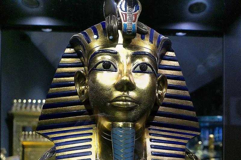 El descubrimiento de la tumba de Tutankhamun en esta serie no fue visto como arqueología, sino como algo peor