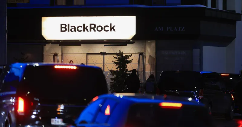 BlackRock cambia una estrategia de inversión de casi seis años y ahora favorece a los bonos