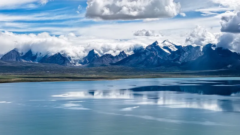 Descubre la belleza natural de la región autónoma de Xizang: El lago Paiku Co de aguas cristalinas contrasta con las cumbres nevadas