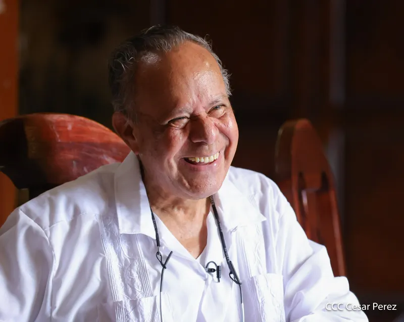 Monseñor Juan Abelardo Mata dedicado a la lectura y la producción en su finca