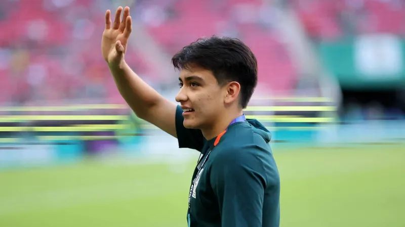 Gil Mora se gradúa DE LA PREPA luego de su destacada participación con la Selección Mexicana