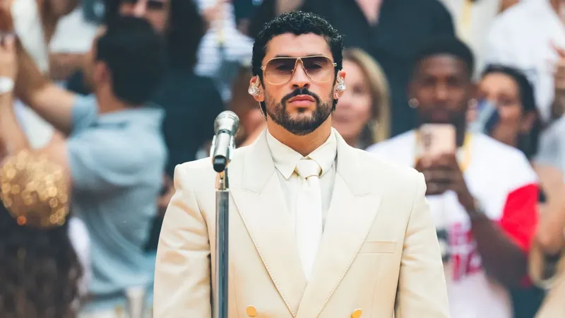 Bad Bunny redefine la moda masculina durante su gira 'Debí Tirar Más Fotos' en Europa