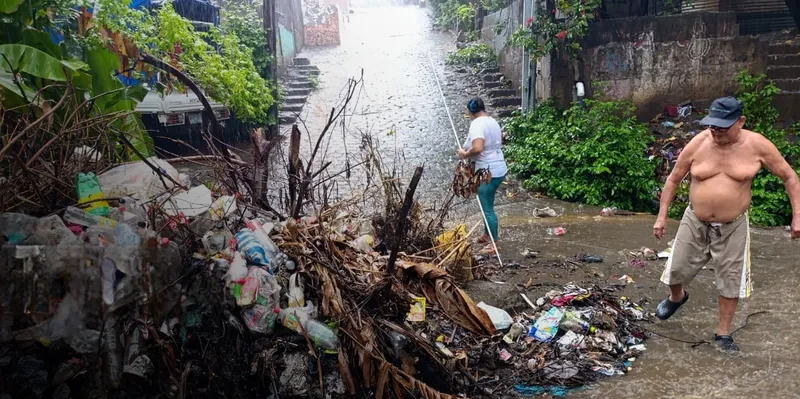 Irresponsabilidad, basura y lluvias, el peligro que preocupa a habitantes del Barrio Camilo Ortega