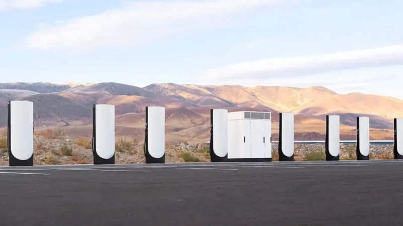 A Tesla no le importa que se vea su marca: Ofrece supercargadores de marca blanca a quien los quiera