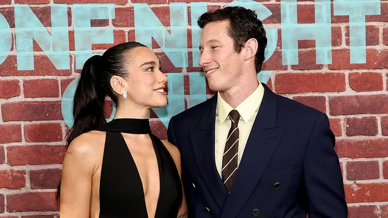Dua Lipa y Callum Turner debutan como recién casados en la alfombra roja