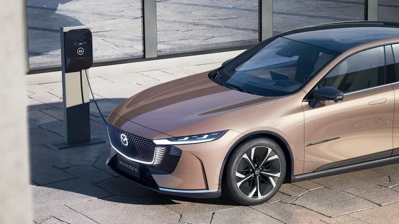 Más pequeño y barato pero con alma china: después de los 6e y CX-6e, Mazda prepara el terreno para su tercer coche eléctrico