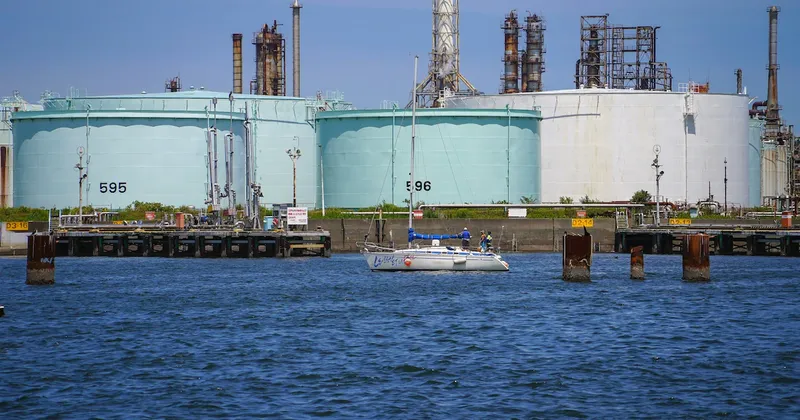 Petróleo sube ante las tensiones con Irán y futuros de Estados Unidos caen