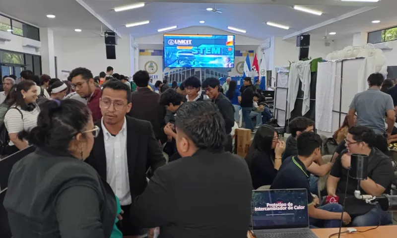 Universitarios presentan 42 proyectos innovadores en la Feria STEM 2026