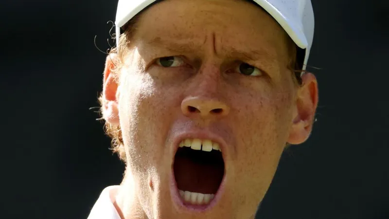 Sinner hace saltar todas las alarmas con su accidentado debut en Wimbledon