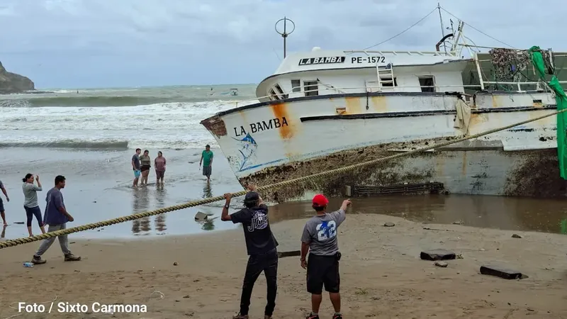 Fuertes oleajes suspenden zarpes en costas de San Juan del Sur, Rivas