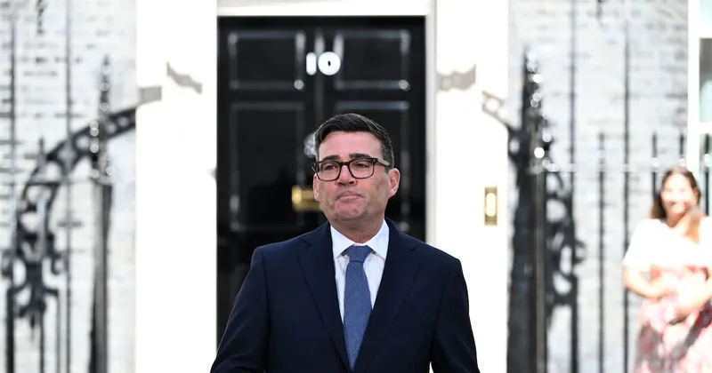 Andy Burnham asume como primer ministro del Reino Unido y promete un nuevo modelo económico