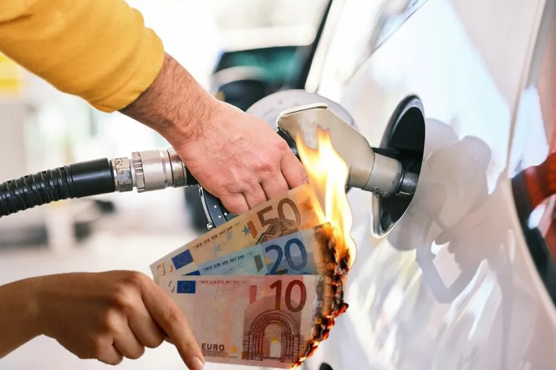 A partir de hoy surtidores por las nubes: de nada sirve el nuevo descuento de 20 céntimos por litro, septiembre seguirá con la gasolina igual de cara