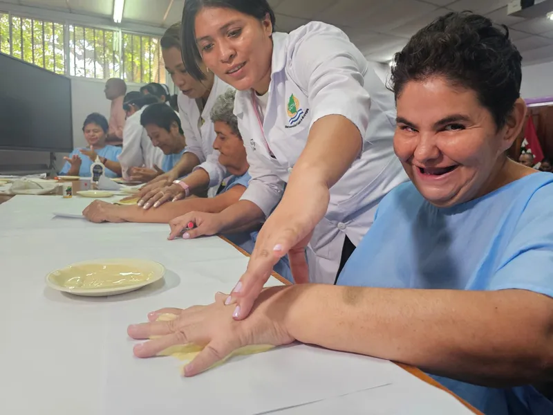 Dactilopintura fortalece recuperación de pacientes en Managua