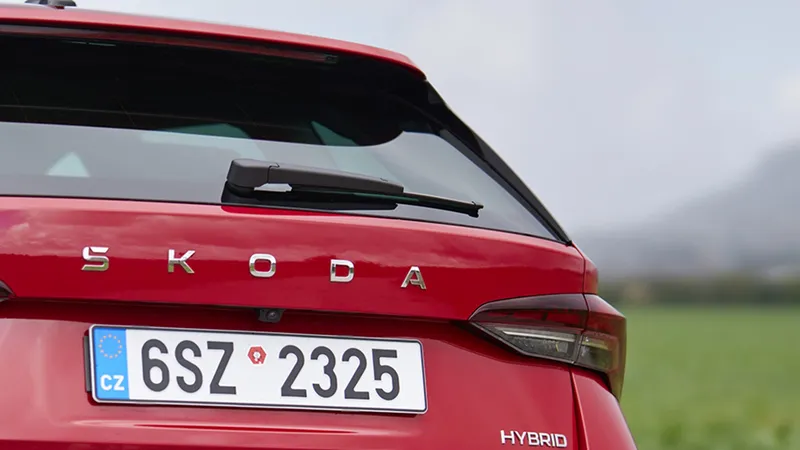 El primer híbrido no enchufable de Skoda: hasta 170 CV, con opción a carrocería familiar, y disponible en unos pocos meses