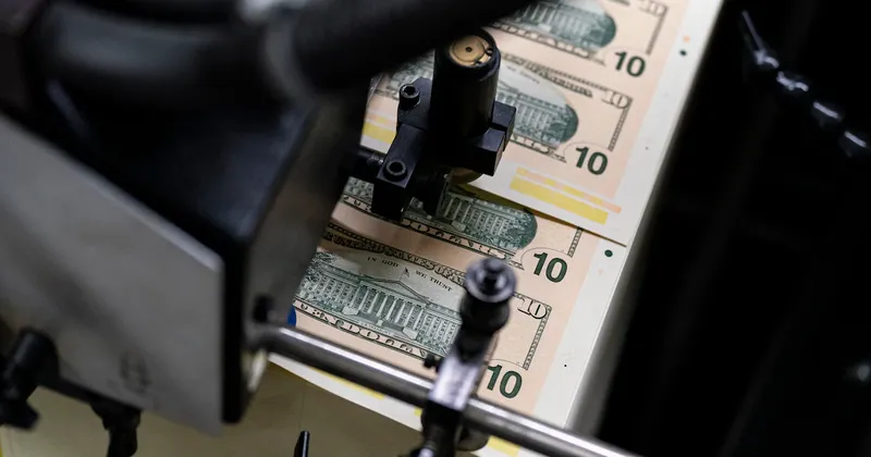 El dólar se acerca a mínimos de siete meses mientras el yen se recupera por presión de Bessent