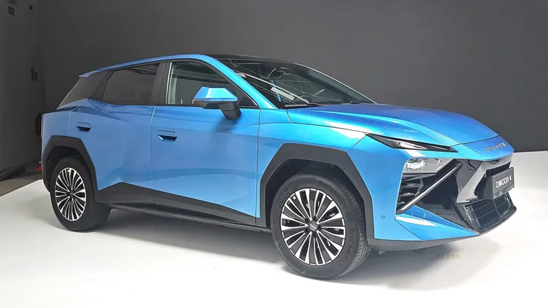 900 km y 5,2 L/100 km por 22.000 €: OMODA lanza su SUV híbrido más barato para plantar cara al Toyota C-HR