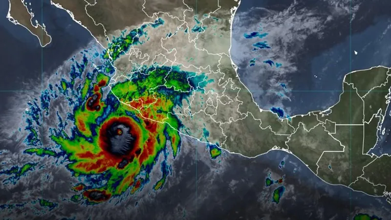Sheinbaum anuncia suspensión de actividades en estados del occidente de México por huracán Simón