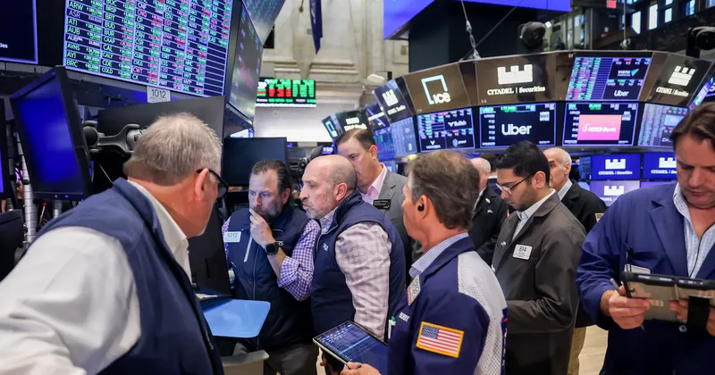 Wall Street avanza tras anuncio del Tesoro de EE.UU. que impulsa los bonos y debilita al dólar