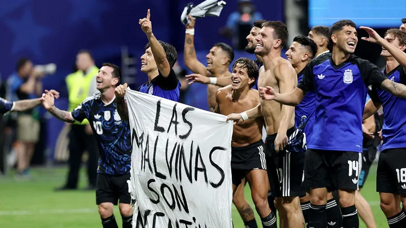 La 'pancarta prohibida', ondeada por los juadores de Argentina en su celebración