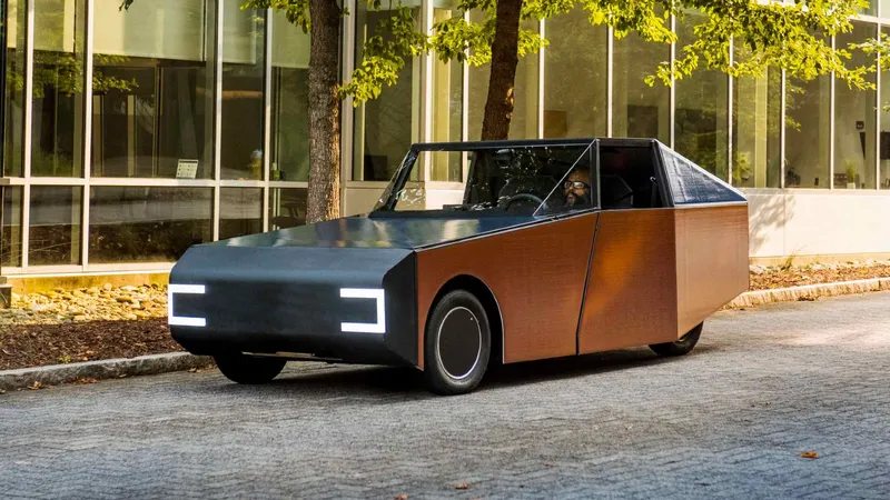 Lo han probado en Madrid y en otras 3 ciudades: este coche eléctrico con 1.700 celdas fotovoltaicas no necesita cable para recargar, le basta con el sol