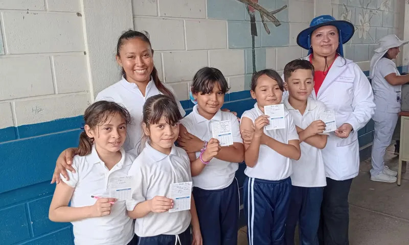 Vacunan contra el VPH a más de 30 niños del barrio Georgino Andrade