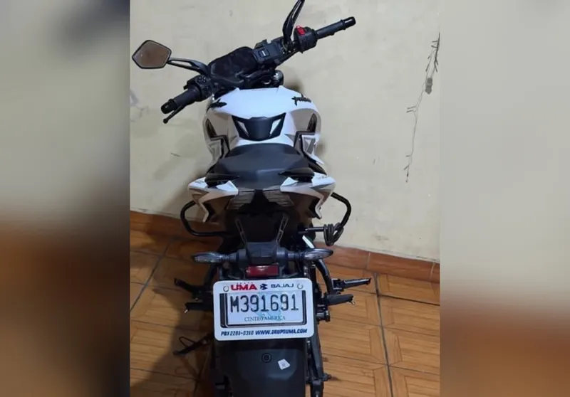 Delincuente roba motocicleta estacionada en acera de vivienda en Ciudad Sandino