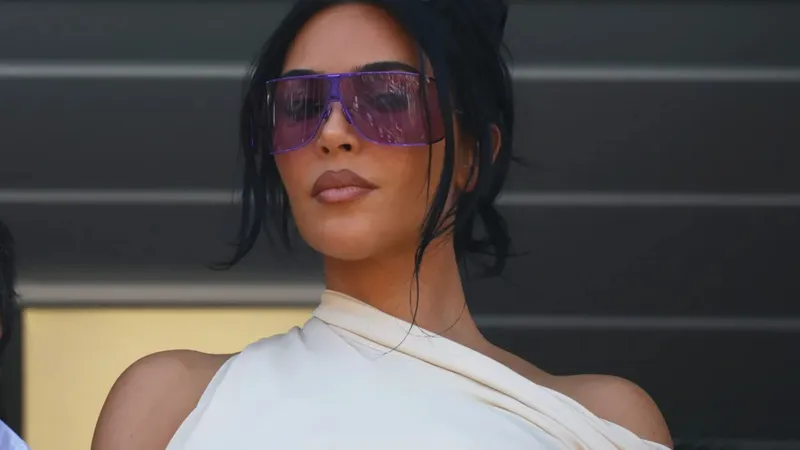 Kim Kardashian desata polémica tras ignorar a un reportero en el GP de Mónaco
