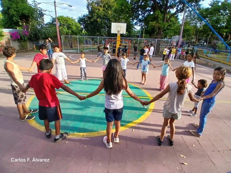 Niños disfrutan jornada recreativa en el barrio Loma Linda