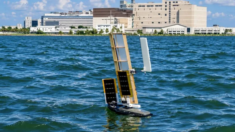 Crean un robot capaz de caer desde 150 metros y navegar por el agua: sus alas se convierten en velas sin necesidad de transformarse