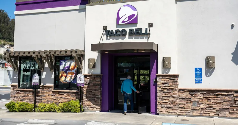 Taco Bell retira algunos ingredientes de sus restaurantes por brote de parásito en EE.UU.