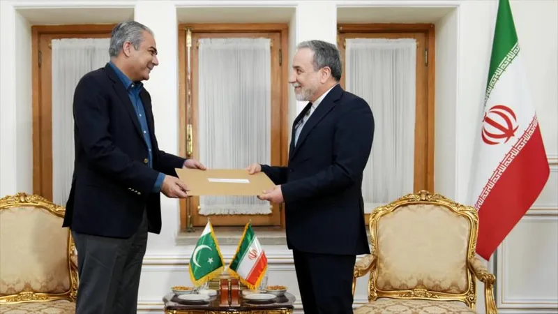Ministro pakistaní entrega a Araqchi un mensaje dirigido al Líder de Irán