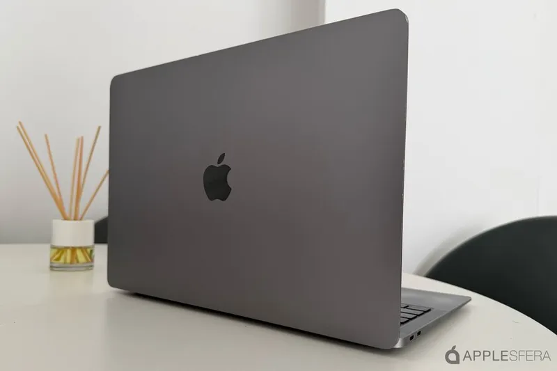 Sigo teniendo el primer MacBook Air con M1. Y esta es mi experiencia seis años después