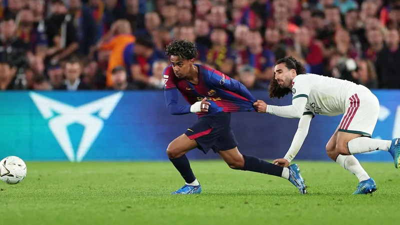 Marc Cucurella se 'devoró' a Lamine Yamal en El Clásico
