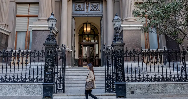 El desafío de Milei ya no es el dólar, sino los pesos argentinos